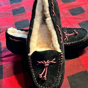 Ugg Women’s Slippers Size 8 NEW